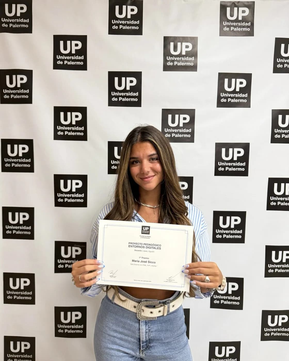 Majo sosteniendo su certificado del 1° Premio de «Entornos Digitales»
