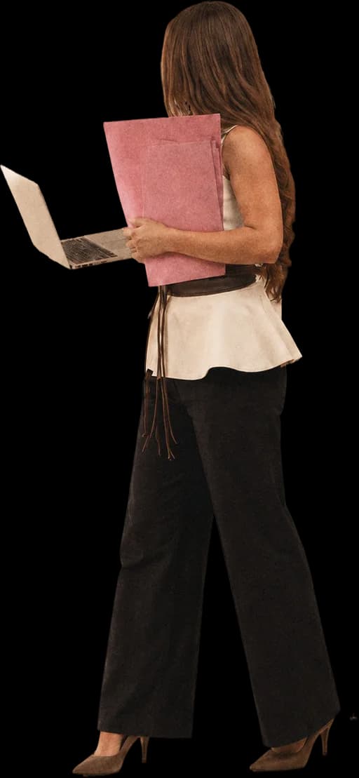 Majo caminando con una carpeta rosa y la laptop abierta en la mano