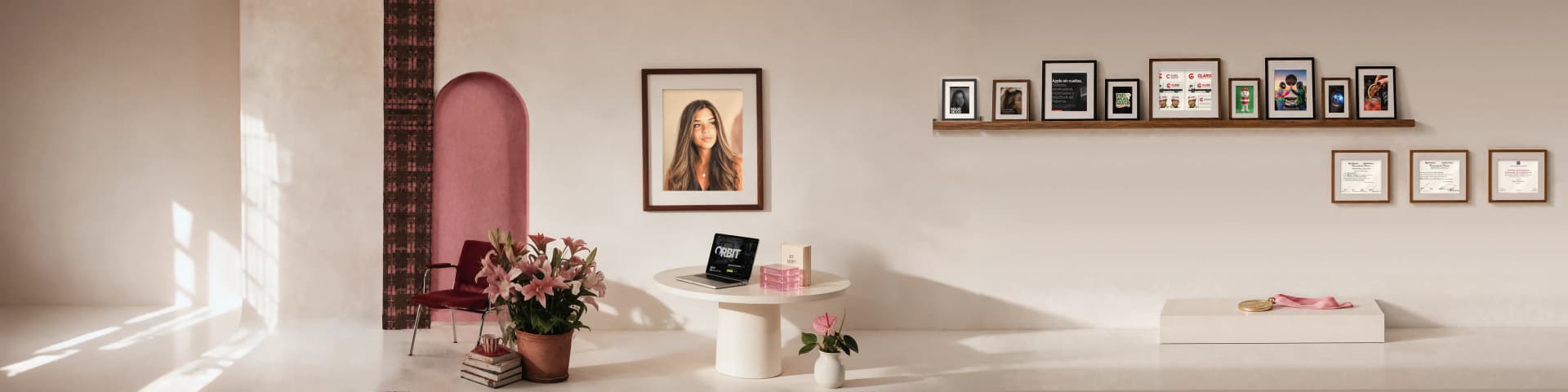 The room on Majo's set: the window, the tartan fabric, the pink arch with the burgundy chair, the flowers and her notes, her portrait, the table with her notebooks and the By Majo book, the shelf with her framed projects, the medal and her diplomas.